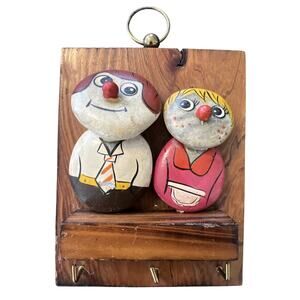 Vtg Kitschy Painted Rock People Wooden Key Sign Holder Hanger Wall Rack Gag Gift